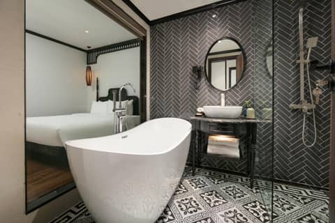 Hanoi Le Chateau Hotel & Spa — bathroom