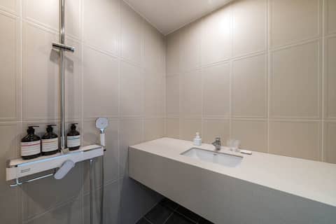 H AVENUE HOTEL GIJANG ILGWANG — bathroom