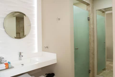 Krystal Grand Puerto Vallarta - All Inclusive — bathroom