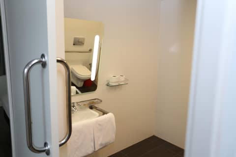 ibis Copacabana Posto 5 — bathroom