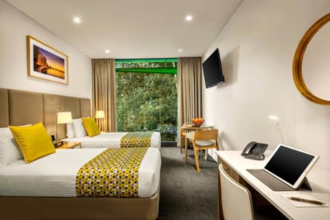 Quest Mounts Bay Road — hotel room