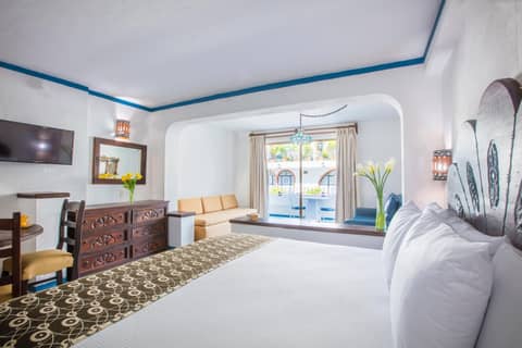 Los Arcos Suites — hotel room