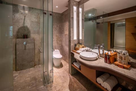 Adiwana Resort Jembawan — bathroom