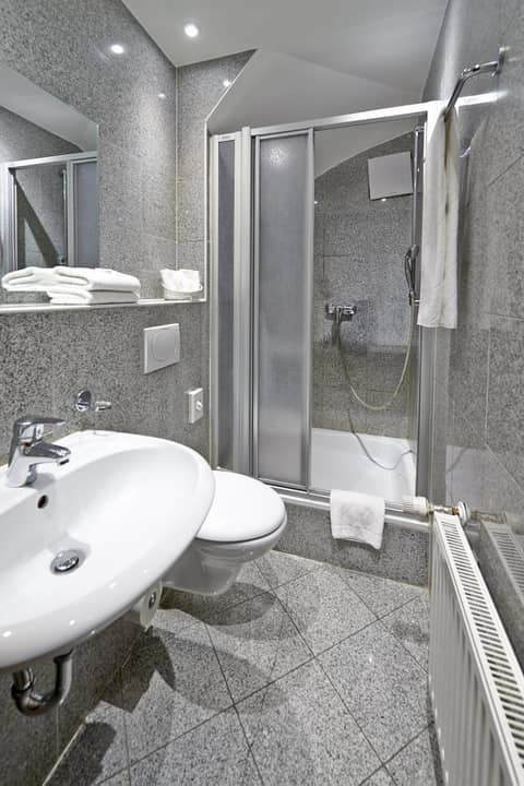Hotel Hafentor — bathroom