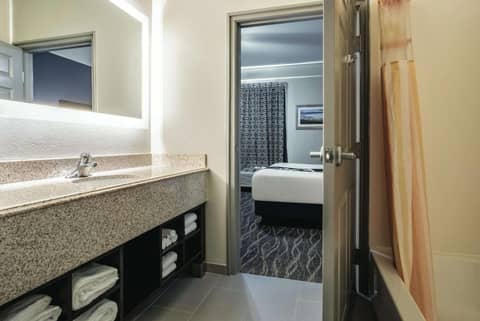 La Quinta by Wyndham Phoenix I-10 West — bathroom
