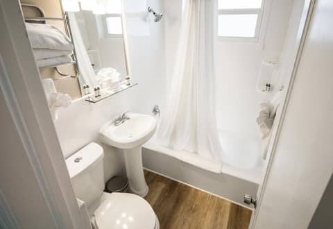 Ocean Reef Suites — bathroom