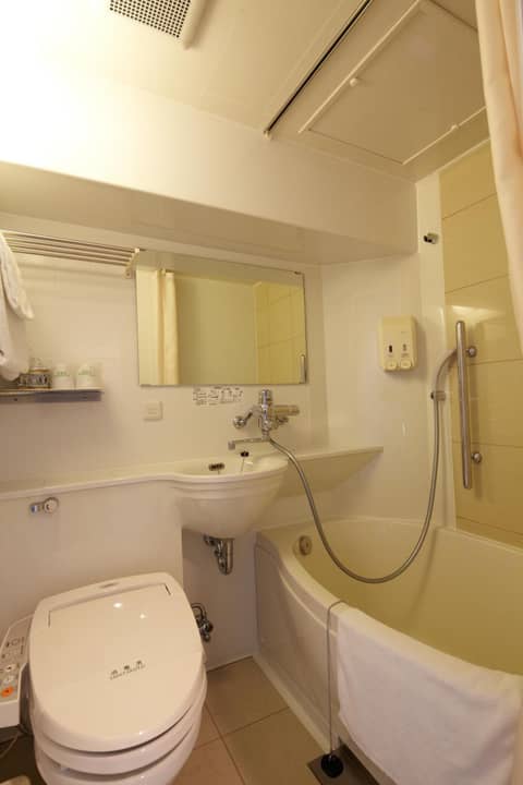 Business Inn Sennichimae Hotel — bathroom