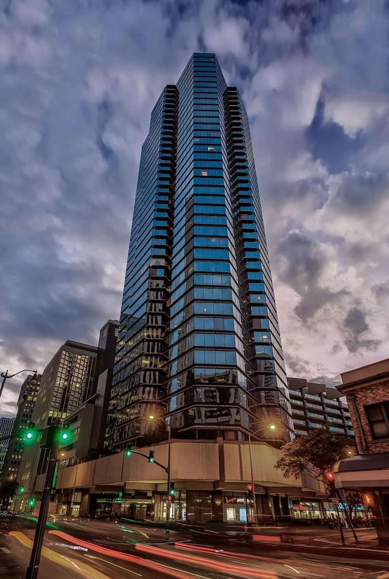 Aston at the Executive Centre Hotel — building