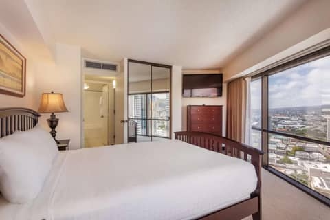 Aston at the Executive Centre Hotel — hotel room
