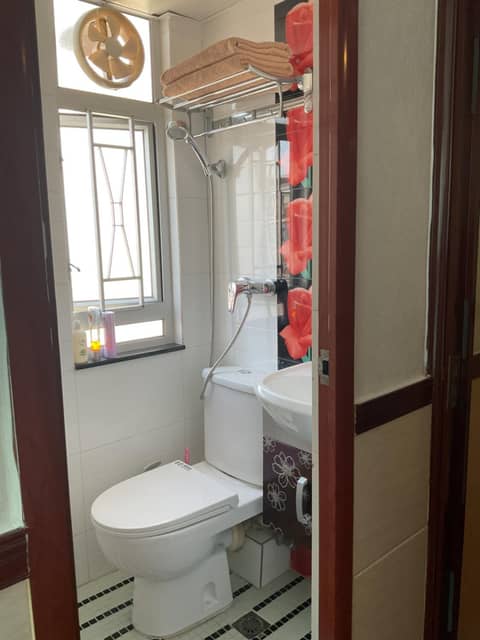 Hang Fung Hostel — bathroom