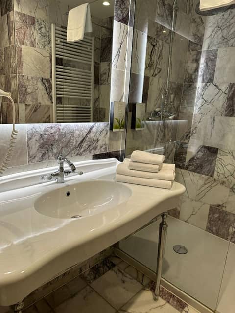 Hotel Retro — bathroom