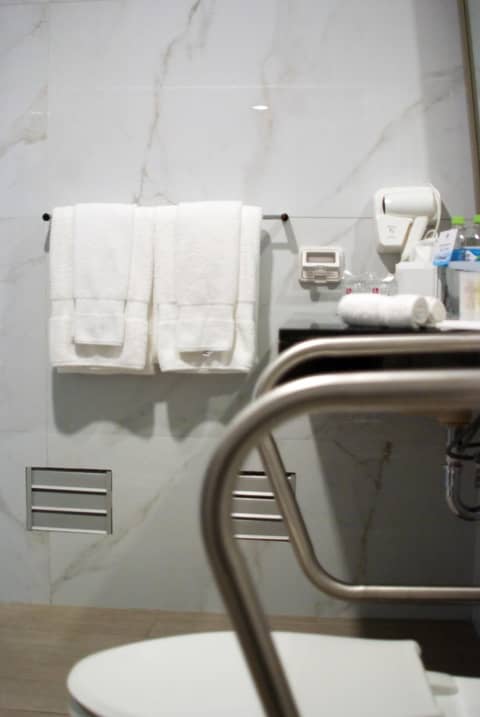 Best Western Plus Urban Larco Hotel — bathroom