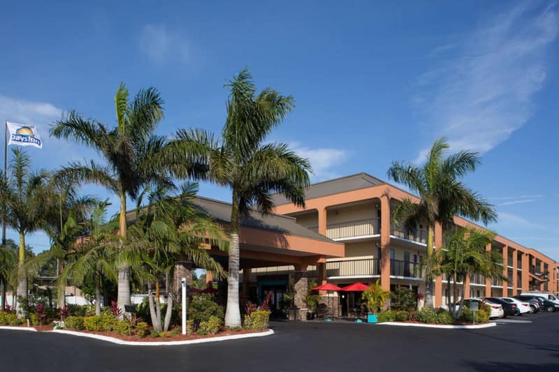 Days Inn by Wyndham Sarasota Bay — building