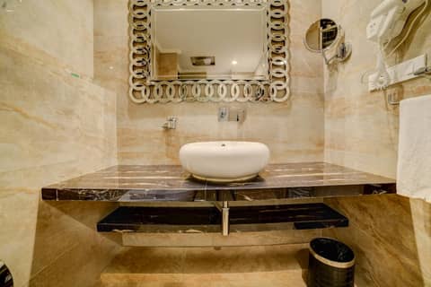 Fabhotel Prime Sarala Crown - 500M From Calangute Beach — bathroom
