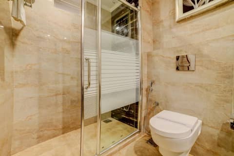 Fabhotel Prime Sarala Crown - 500M From Calangute Beach — bathroom