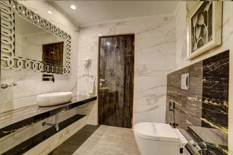 Fabhotel Prime Sarala Crown - 500M From Calangute Beach — bathroom