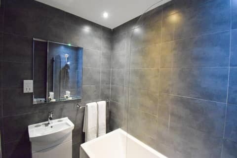 Pembridge Palace Hotel — bathroom