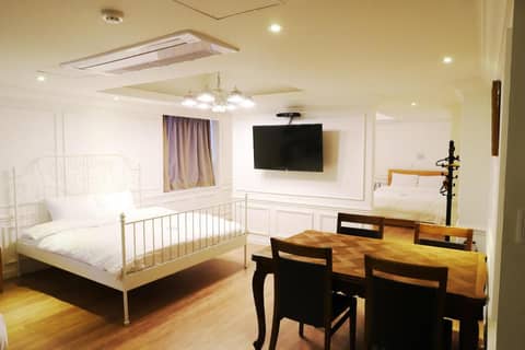 Hillside Hotel — hotel room