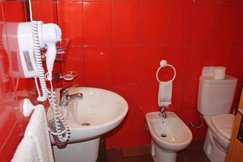 Monte Carlo Love Porto — bathroom