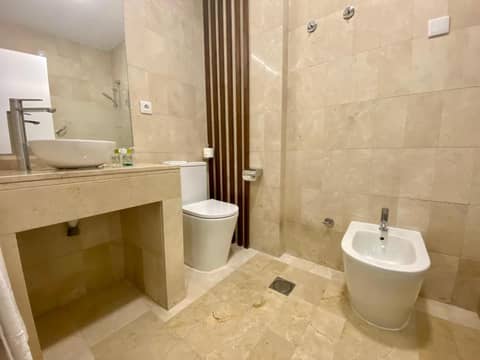 Hotel Derby Sevilla — bathroom