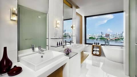 Avani Plus Riverside Bangkok Hotel — bathroom