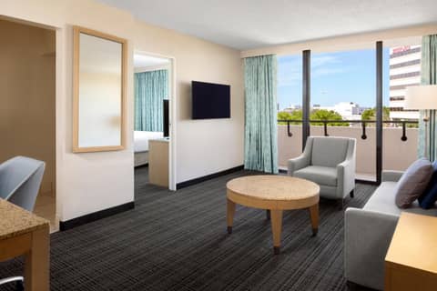 Embassy Suites by Hilton Tampa Airport Westshore — hotel room