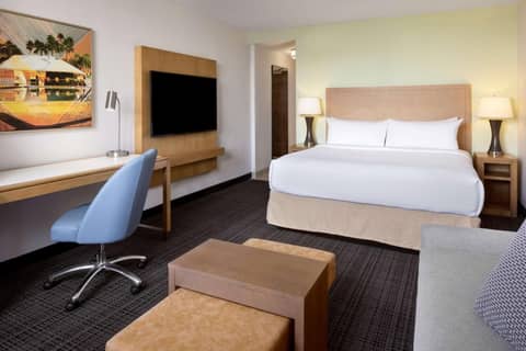 Embassy Suites by Hilton Tampa Airport Westshore — hotel room