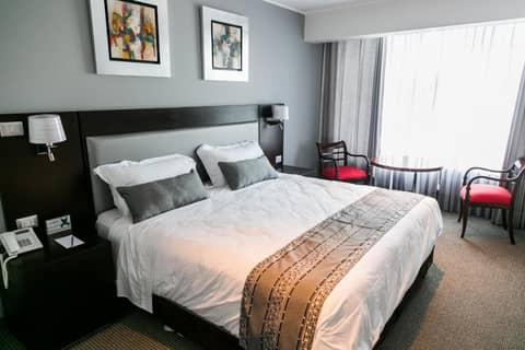 Apart Hotel Petit Palace Suites — hotel room