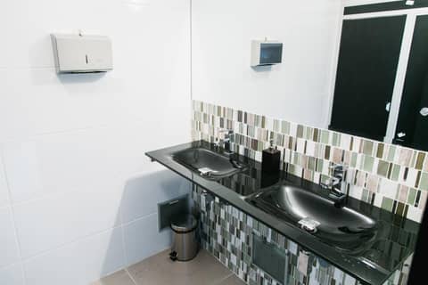 Apart Hotel Petit Palace Suites — bathroom