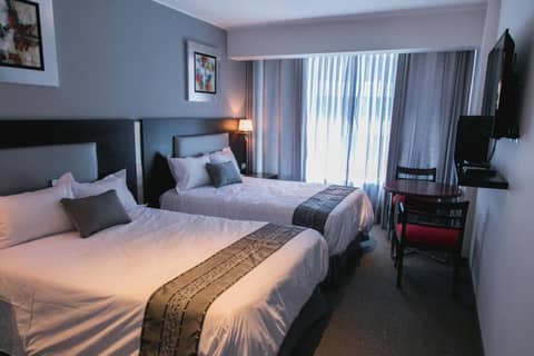 Apart Hotel Petit Palace Suites — hotel room