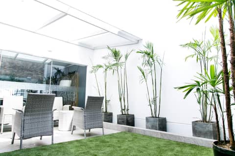 Apart Hotel Petit Palace Suites — balance & terrace
