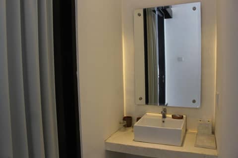 The Diana Suite — bathroom