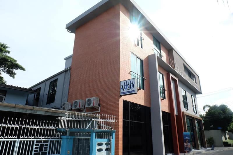 V20 Boutique Jacuzzi Hotel — building