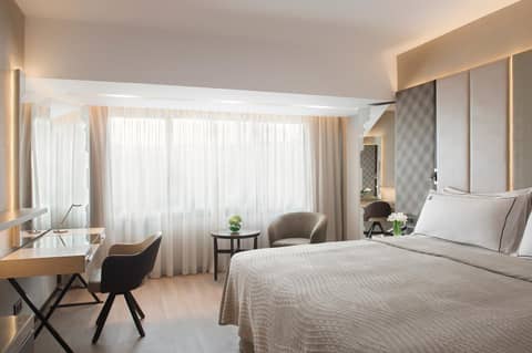 Four Seasons Hotel — hotel room