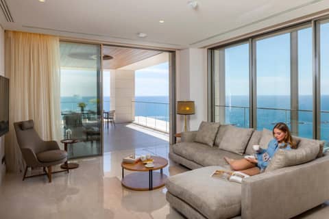 Four Seasons Hotel — hotel room