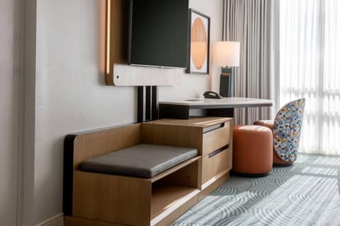 Hotel Landy Orlando Universal Blvd, a Tribute Portfolio Hotel — desk & workspace