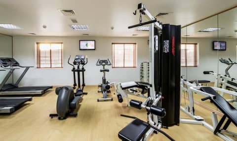 Holiday Inn Express Dubai Jumeirah an IHG Hotel — fitness center