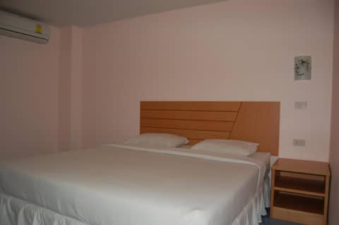 Baan Manthana Hotel — hotel room