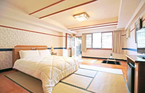 Phoenix Pavilion Hot Spring Hotel — hotel room