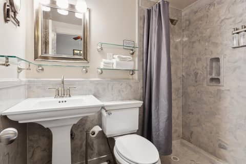 Maison Pierre Lafitte — bathroom