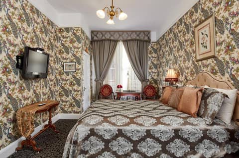 Queen Anne — hotel room