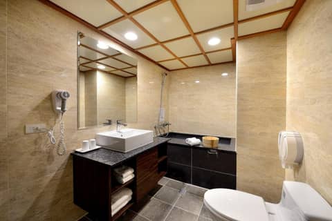 Chyuan Du Spring Resort — bathroom