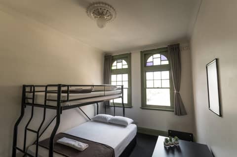 Sydney Central Inn — hotel room