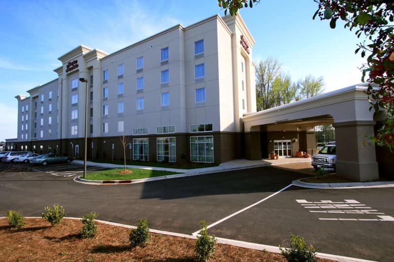 Hampton Inn & Suites Charlotte-Airport — building
