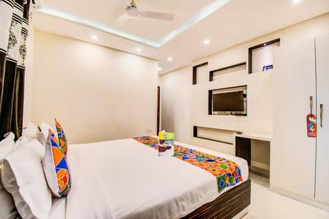 FabHotel Corporate Crown - Nr Jyoti Nivas University — hotel room