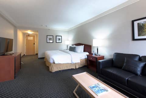 Toronto Don Valley Hotel and Suites — hotel room