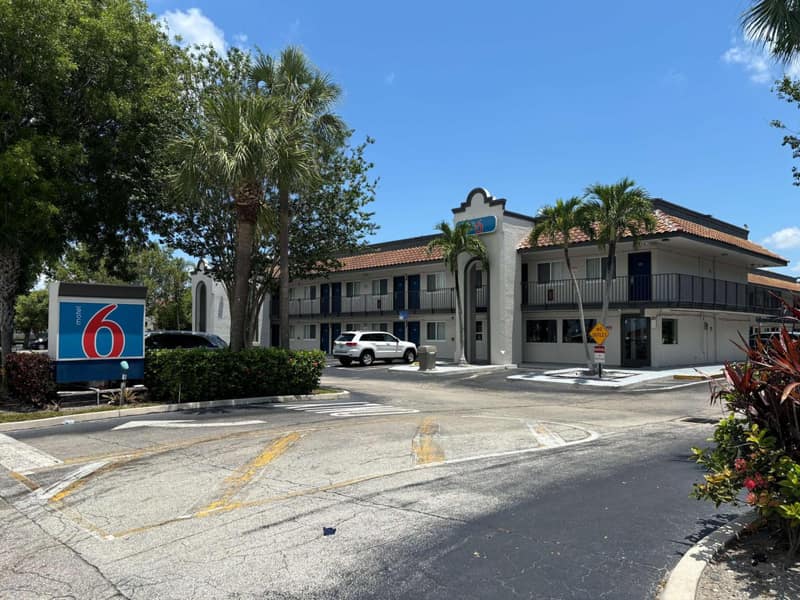 Motel 6 Riviera Beach FL — building