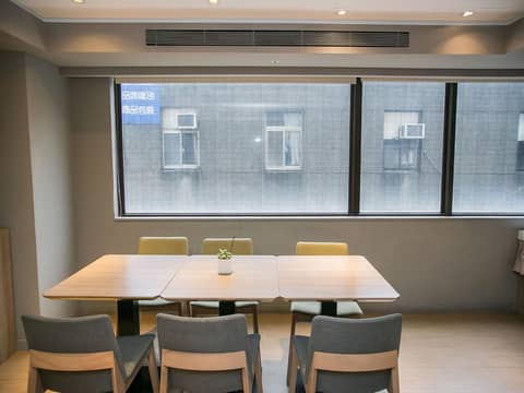 Royal Inn Taipei Linsen - Huashan 1914 Creative Park — photo 4
