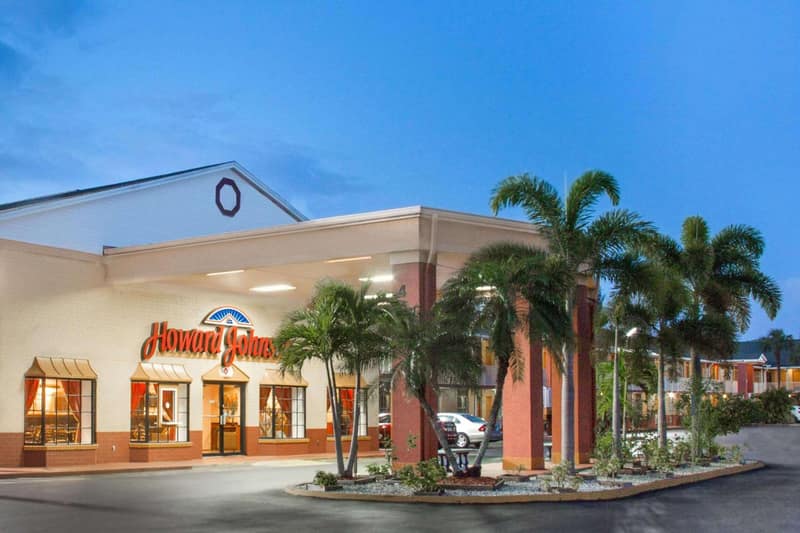 Howard Johnson by Wyndham Ft. Myers FL — building