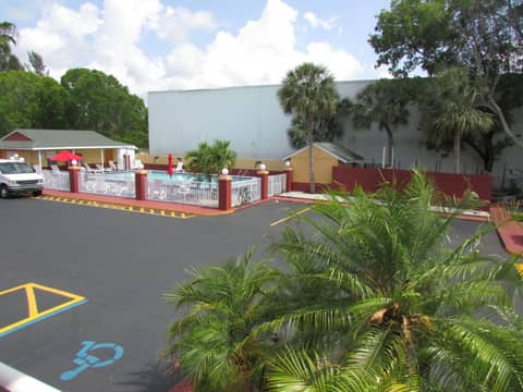 Howard Johnson by Wyndham Ft. Myers FL — photo 5